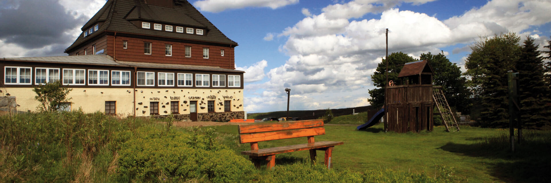 Berggasthaus Schwartenbergbaude mit Kinderspielplatz