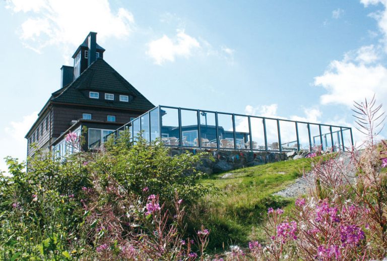 Berggasthaus Schwartenbergbaude mit Panoramaterrasse im Sommer