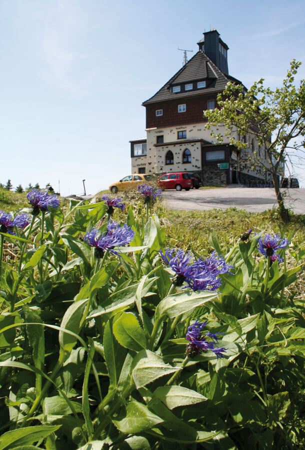 Berggasthaus Schwartenbergbaude im Sommer