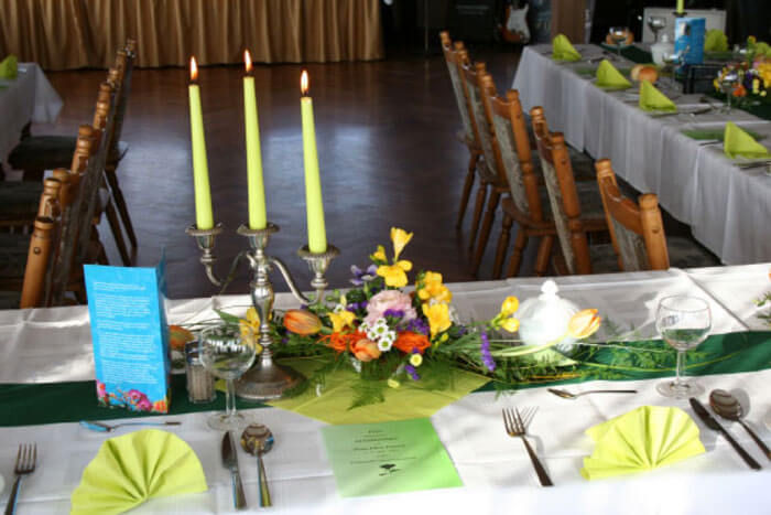 Gedeckter Tisch für Geburtstagsfeier im Berggasthaus Schwartenbergbaude
