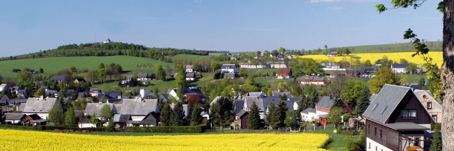 Blick von Seiffen zum Berggasthaus Schwartenbergbaude