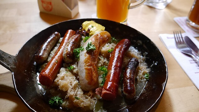 Schlachtessen mit buntem Unterhaltungsprogramm in der Schwartenbergbaude