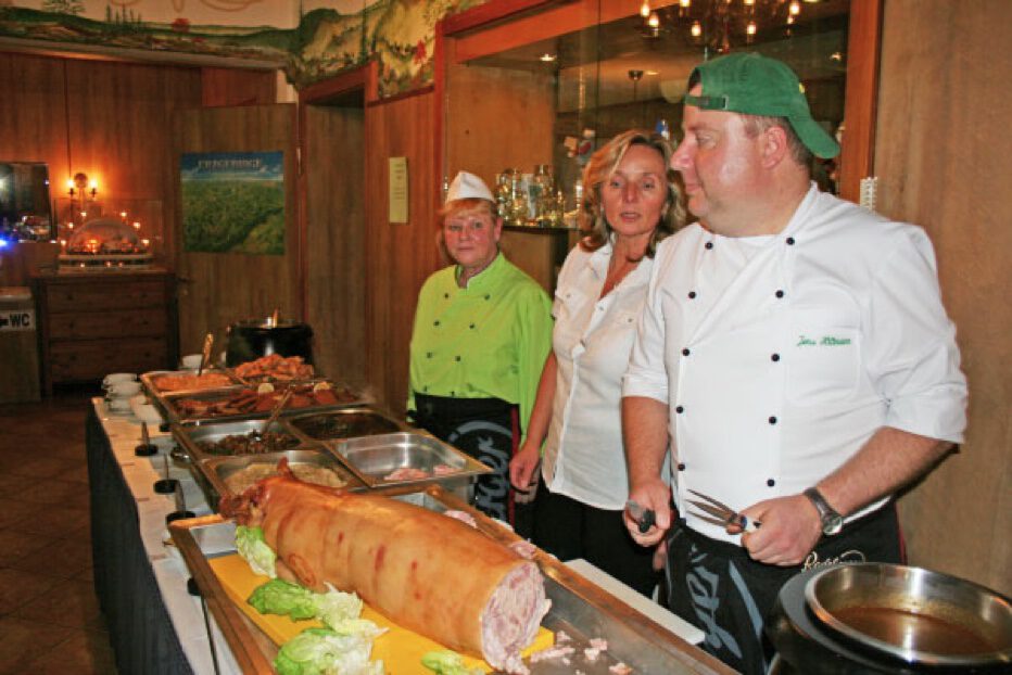 Buffet mit Spanferkel zur Feier auf dem Schwartenberg